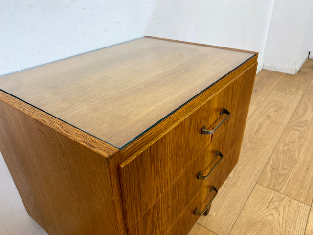 WMK I Stilvoller Mid-Century Nachttisch aus 1965 in Eiche mit Schubladen und Messinggriffen