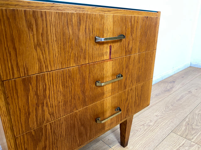 WMK I Stilvoller Mid-Century Nachttisch aus 1965 in Eiche mit Schubladen und Messinggriffen