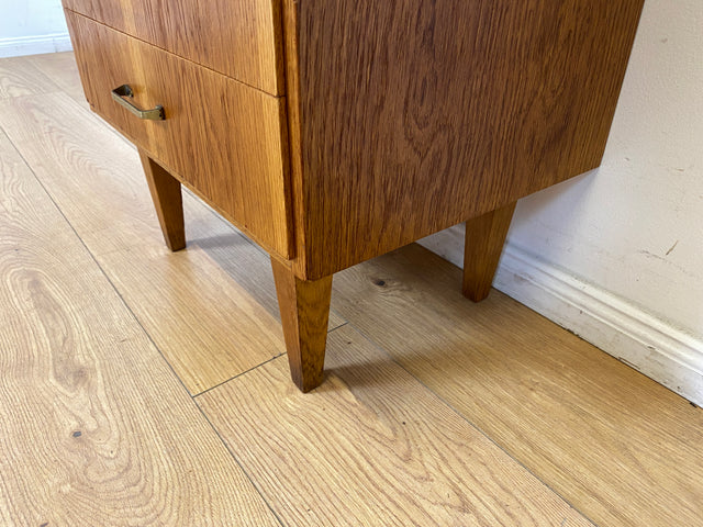 WMK I Stilvoller Mid-Century Nachttisch aus 1965 in Eiche mit Schubladen und Messinggriffen