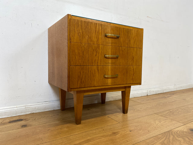 WMK I Stilvoller Mid-Century Nachttisch aus 1965 in Eiche mit Schubladen und Messinggriffen