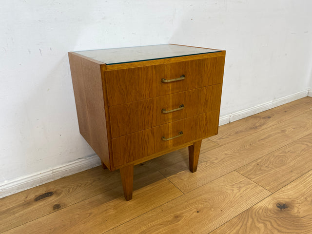 WMK I Stilvoller Mid-Century Nachttisch aus 1965 in Eiche mit Schubladen und Messinggriffen