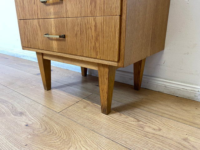 WMK I Stilvoller Mid-Century Nachttisch aus 1965 in Eiche mit Schubladen und Messinggriffen