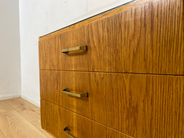 WMK I Stilvoller Mid-Century Nachttisch aus 1965 in Eiche mit Schubladen und Messinggriffen