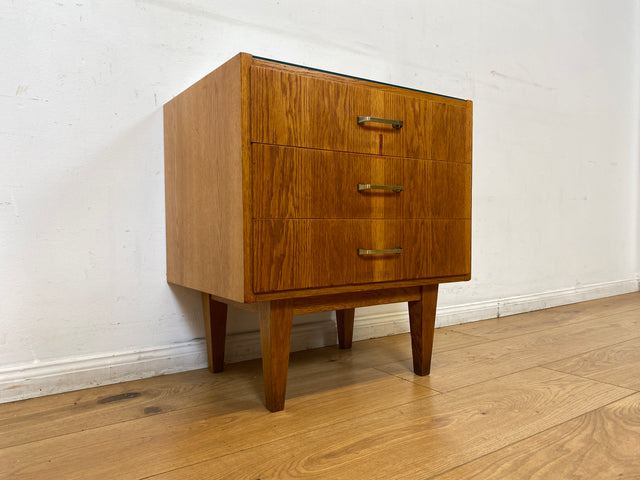 WMK I Stilvoller Mid-Century Nachttisch aus 1965 in Eiche mit Schubladen und Messinggriffen