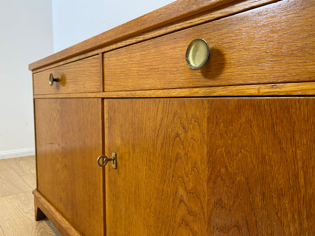 WMK I Formschönes Mid-Century Sideboard , Vollholz in Eiche, mit Schubladen