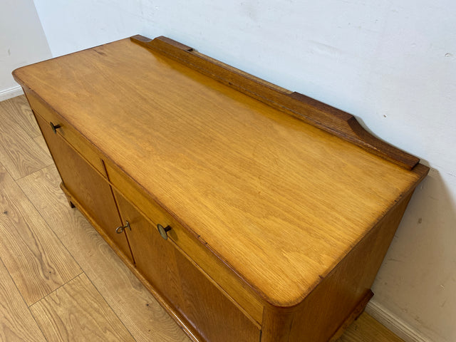 WMK I Formschönes Mid-Century Sideboard , Vollholz in Eiche, mit Schubladen