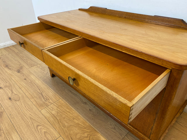 WMK I Formschönes Mid-Century Sideboard , Vollholz in Eiche, mit Schubladen