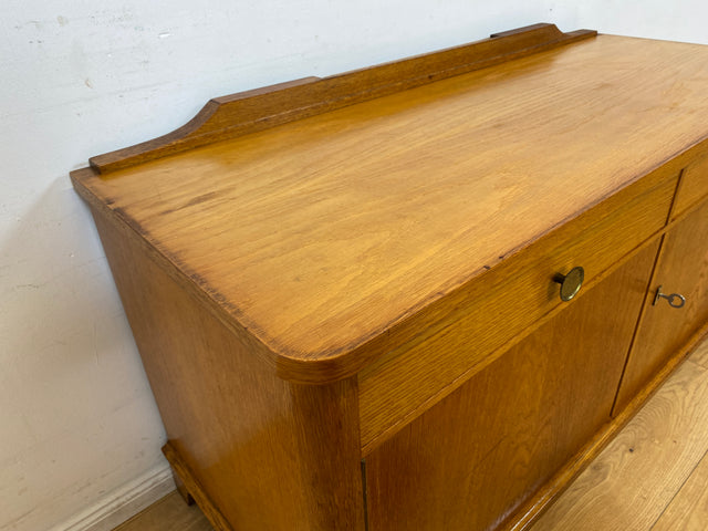 WMK I Formschönes Mid-Century Sideboard , Vollholz in Eiche, mit Schubladen