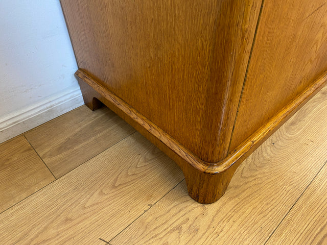 WMK I Formschönes Mid-Century Sideboard , Vollholz in Eiche, mit Schubladen