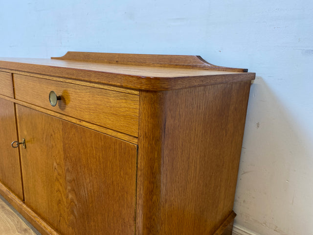 WMK I Formschönes Mid-Century Sideboard , Vollholz in Eiche, mit Schubladen