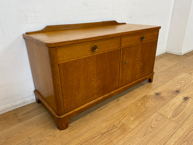 WMK I Formschönes Mid-Century Sideboard , Vollholz in Eiche, mit Schubladen