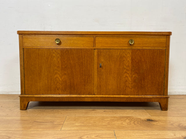 WMK I Formschönes Mid-Century Sideboard , Vollholz in Eiche, mit Schubladen