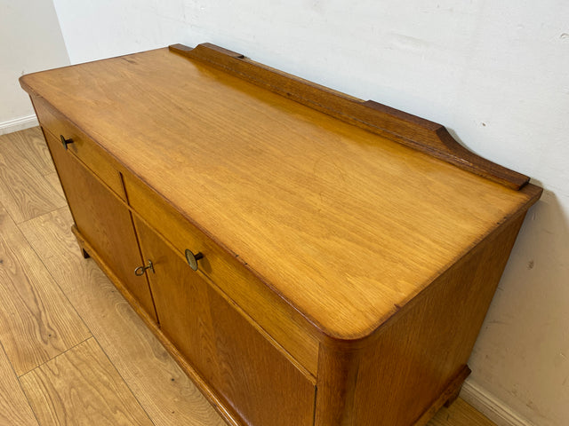 WMK I Formschönes Mid-Century Sideboard , Vollholz in Eiche, mit Schubladen