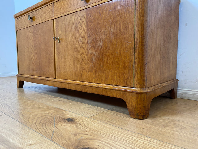 WMK I Formschönes Mid-Century Sideboard , Vollholz in Eiche, mit Schubladen