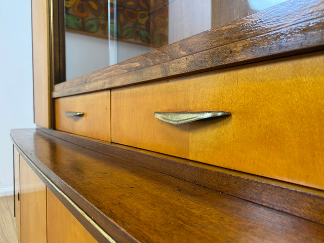 WMK I Stilvoller und gut erhaltener Mid-Century Wohnzimmerschrank mit Vitrine und Schubladen