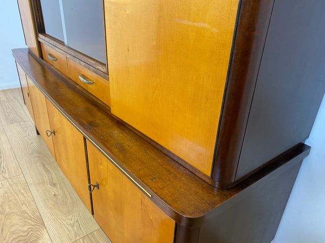 WMK I Stilvoller und gut erhaltener Mid-Century Wohnzimmerschrank mit Vitrine und Schubladen
