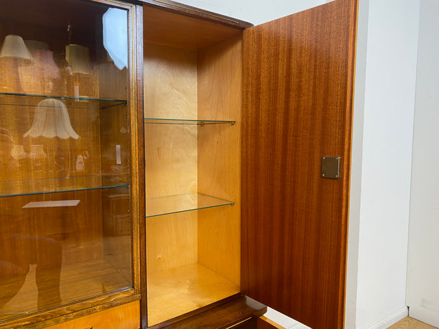 WMK I Stilvoller und gut erhaltener Mid-Century Wohnzimmerschrank mit Vitrine und Schubladen