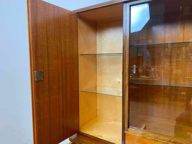 WMK I Stilvoller und gut erhaltener Mid-Century Wohnzimmerschrank mit Vitrine und Schubladen