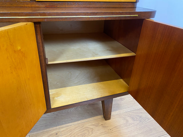 WMK I Stilvoller und gut erhaltener Mid-Century Wohnzimmerschrank mit Vitrine und Schubladen