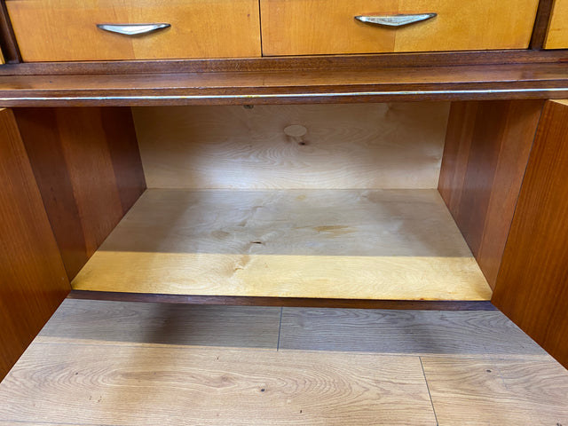 WMK I Stilvoller und gut erhaltener Mid-Century Wohnzimmerschrank mit Vitrine und Schubladen
