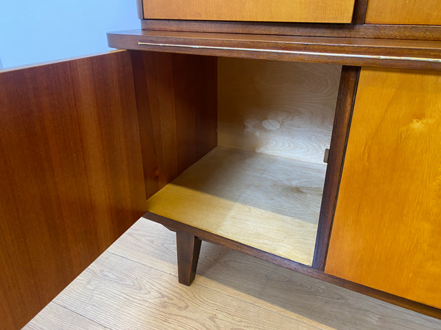 WMK I Stilvoller und gut erhaltener Mid-Century Wohnzimmerschrank mit Vitrine und Schubladen