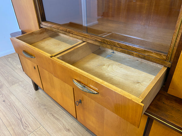 WMK I Stilvoller und gut erhaltener Mid-Century Wohnzimmerschrank mit Vitrine und Schubladen