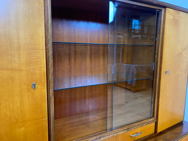 WMK I Stilvoller und gut erhaltener Mid-Century Wohnzimmerschrank mit Vitrine und Schubladen