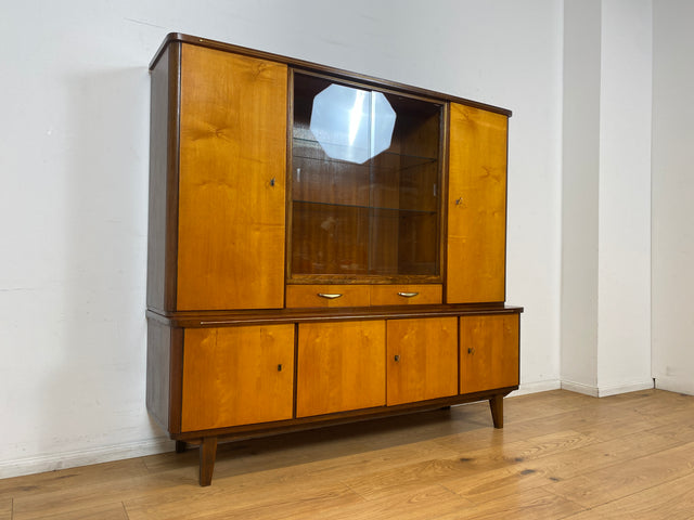 WMK I Stilvoller und gut erhaltener Mid-Century Wohnzimmerschrank mit Vitrine und Schubladen