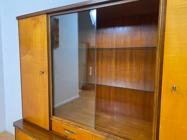 WMK I Stilvoller und gut erhaltener Mid-Century Wohnzimmerschrank mit Vitrine und Schubladen