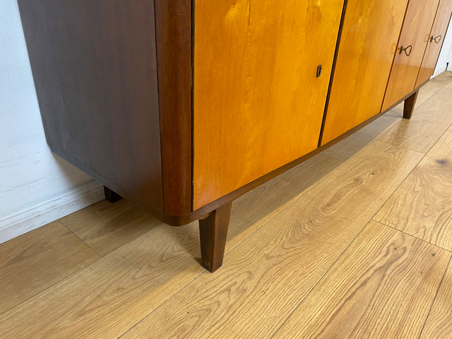 WMK I Stilvoller und gut erhaltener Mid-Century Wohnzimmerschrank mit Vitrine und Schubladen