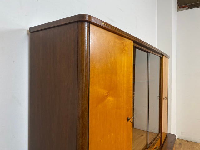 WMK I Stilvoller und gut erhaltener Mid-Century Wohnzimmerschrank mit Vitrine und Schubladen