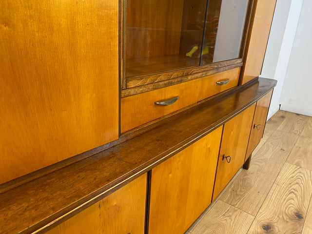 WMK I Stilvoller und gut erhaltener Mid-Century Wohnzimmerschrank mit Vitrine und Schubladen