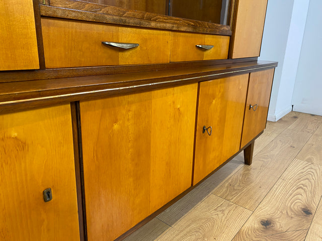 WMK I Stilvoller und gut erhaltener Mid-Century Wohnzimmerschrank mit Vitrine und Schubladen
