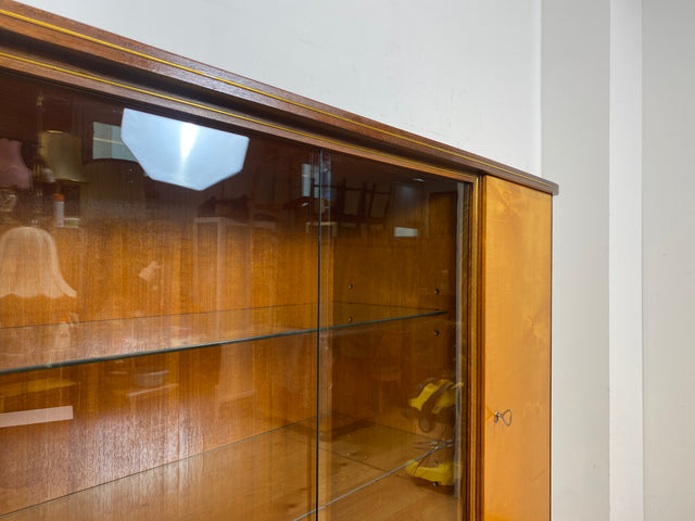 WMK I Stilvoller und gut erhaltener Mid-Century Wohnzimmerschrank mit Vitrine und Schubladen