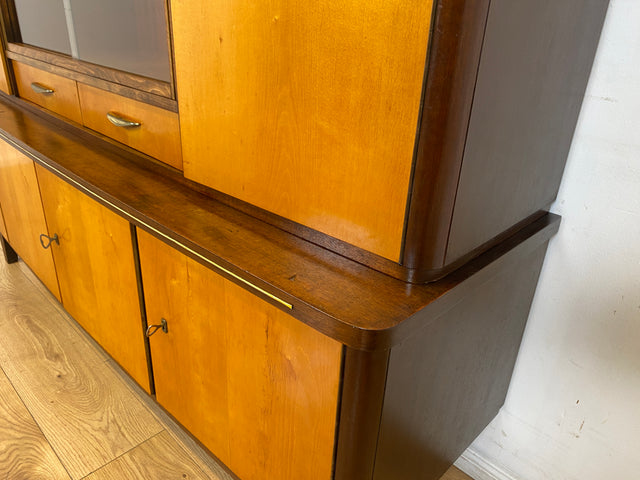WMK I Stilvoller und gut erhaltener Mid-Century Wohnzimmerschrank mit Vitrine und Schubladen
