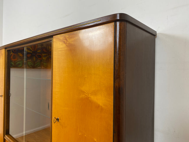 WMK I Stilvoller und gut erhaltener Mid-Century Wohnzimmerschrank mit Vitrine und Schubladen