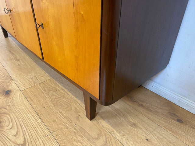 WMK I Stilvoller und gut erhaltener Mid-Century Wohnzimmerschrank mit Vitrine und Schubladen