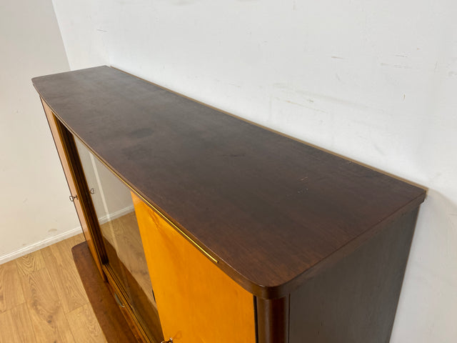 WMK I Stilvoller und gut erhaltener Mid-Century Wohnzimmerschrank mit Vitrine und Schubladen