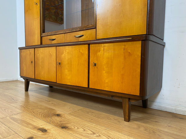 WMK I Stilvoller und gut erhaltener Mid-Century Wohnzimmerschrank mit Vitrine und Schubladen