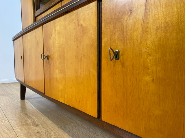 WMK I Stilvoller und gut erhaltener Mid-Century Wohnzimmerschrank mit Vitrine und Schubladen