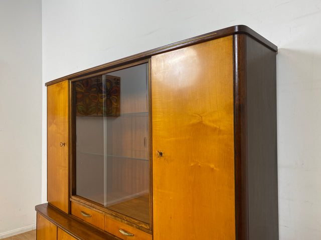 WMK I Stilvoller und gut erhaltener Mid-Century Wohnzimmerschrank mit Vitrine und Schubladen