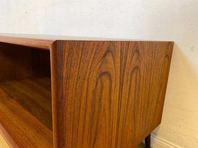 Stilvolles offenes skandinavisches Vintage Lowboard in Teakholz auf neuen Metallfüßen I Sideboard Kommode TV-Lowboard Regal Bücherregal Bank Board Phone Möbel Danish Design Mid-Century Teak I