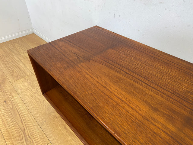 Stilvolles offenes skandinavisches Vintage Lowboard in Teakholz auf neuen Metallfüßen I Sideboard Kommode TV-Lowboard Regal Bücherregal Bank Board Phone Möbel Danish Design Mid-Century Teak I
