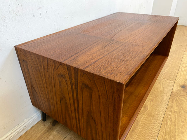 Stilvolles offenes skandinavisches Vintage Lowboard in Teakholz auf neuen Metallfüßen I Sideboard Kommode TV-Lowboard Regal Bücherregal Bank Board Phone Möbel Danish Design Mid-Century Teak I