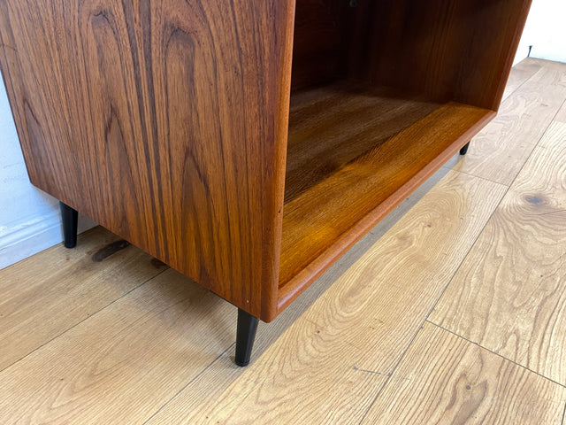 Stilvolles offenes skandinavisches Vintage Lowboard in Teakholz auf neuen Metallfüßen I Sideboard Kommode TV-Lowboard Regal Bücherregal Bank Board Phone Möbel Danish Design Mid-Century Teak I