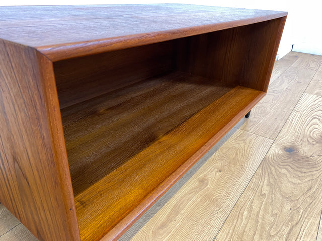 Stilvolles offenes skandinavisches Vintage Lowboard in Teakholz auf neuen Metallfüßen I Sideboard Kommode TV-Lowboard Regal Bücherregal Bank Board Phone Möbel Danish Design Mid-Century Teak I