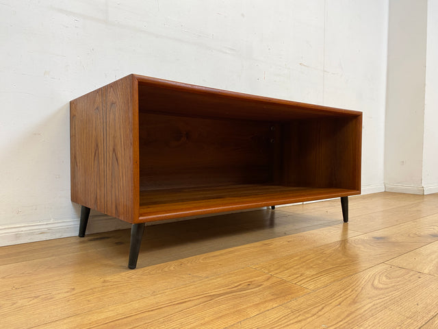 Stilvolles offenes skandinavisches Vintage Lowboard in Teakholz auf neuen Metallfüßen I Sideboard Kommode TV-Lowboard Regal Bücherregal Bank Board Phone Möbel Danish Design Mid-Century Teak I