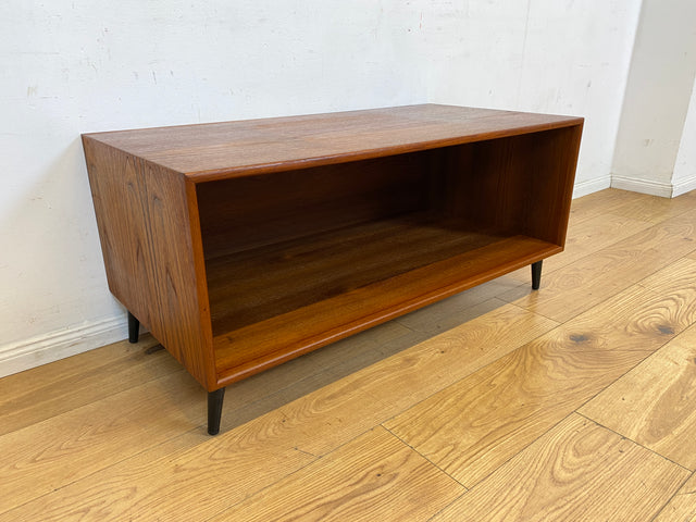 Stilvolles offenes skandinavisches Vintage Lowboard in Teakholz auf neuen Metallfüßen I Sideboard Kommode TV-Lowboard Regal Bücherregal Bank Board Phone Möbel Danish Design Mid-Century Teak I