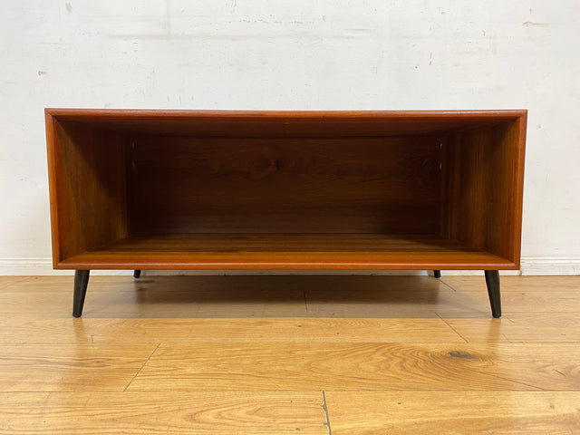Stilvolles offenes skandinavisches Vintage Lowboard in Teakholz auf neuen Metallfüßen I Sideboard Kommode TV-Lowboard Regal Bücherregal Bank Board Phone Möbel Danish Design Mid-Century Teak I