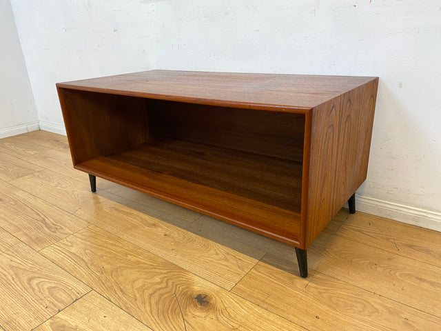 Stilvolles offenes skandinavisches Vintage Lowboard in Teakholz auf neuen Metallfüßen I Sideboard Kommode TV-Lowboard Regal Bücherregal Bank Board Phone Möbel Danish Design Mid-Century Teak I